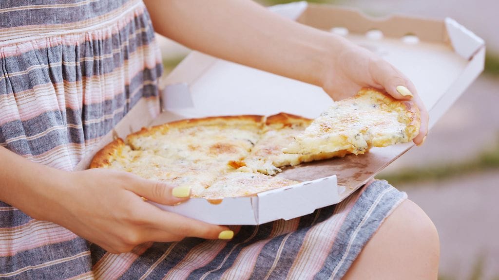 Teinityttö kirjoitti oodin pizzalle.