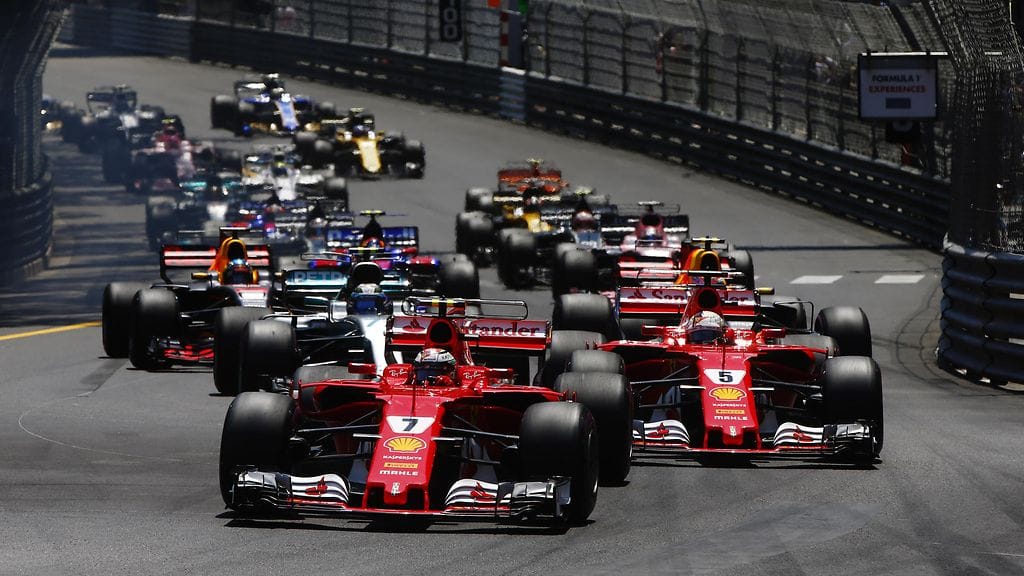 Kimi Räikkönen keulilla Monacon GP:n startissa 2017.