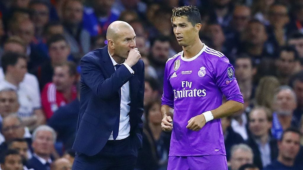 Zinedine Zidane ohjeisti Cristiano Ronaldoa kesken finaalin.
