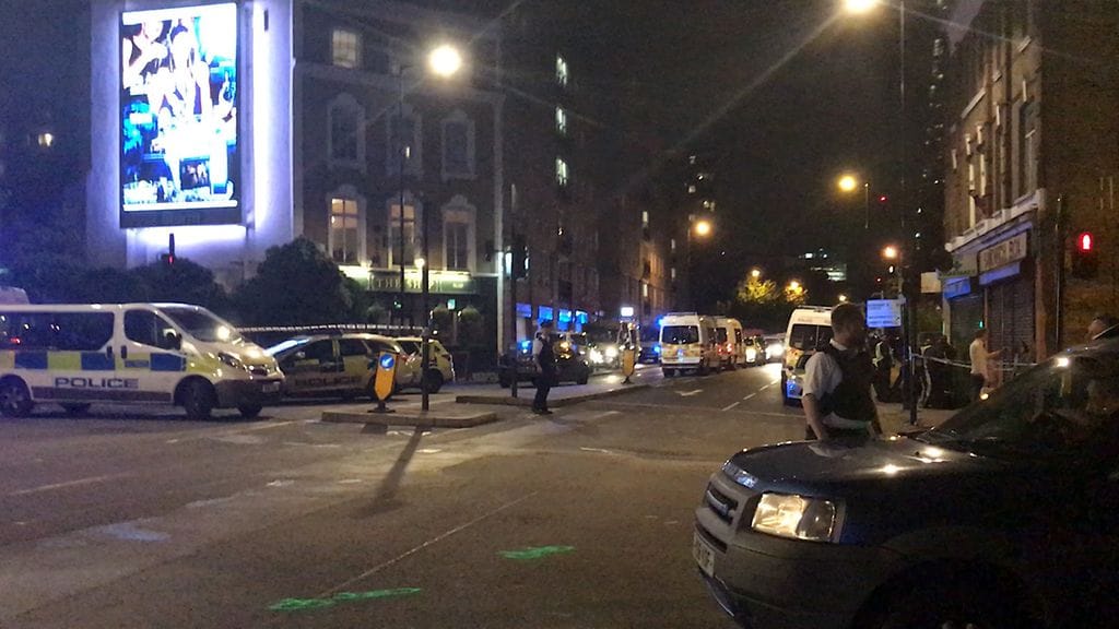 Pakettiauto ajoi jalankulkijoiden päälle London Bridge -sillalla noin kymmeneltä lauantai-iltana paikallista aikaa.