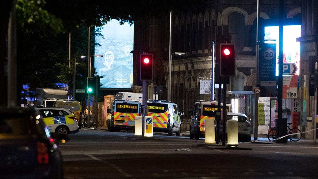 Suomen Lontoon-suurlähetystön lehdistöneuvos Pekka Isosompin mukaan on tärkeää, että kaikki Lontoossa olevat suomalaiset tekisivät matkustusilmoituksen.
