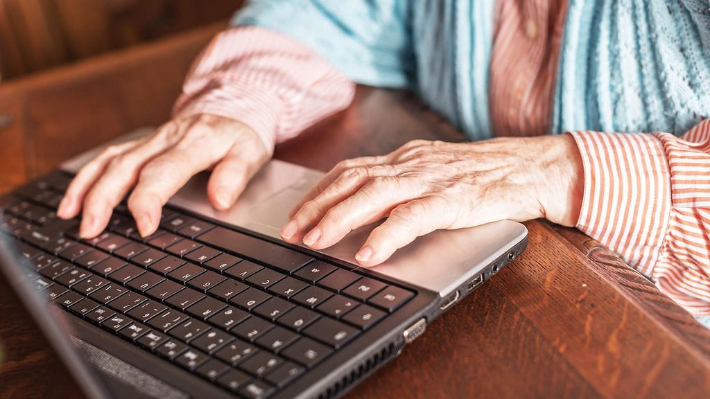 Isoäiti valjasti internetin apuun kinkkisen vaatekriisin kohdattuaan.