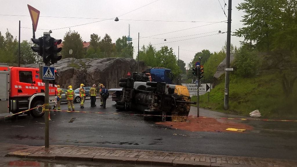 Kaatunut rekan perävaunu Helsingissä