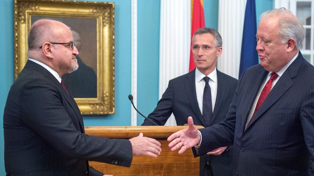 Montenegron ulkoministeri Srdjan Damanovic ja Yhdysvaltain apulaisulkoministeri Tom Shannon kättelevät. Taustalla Naton pääsihteeri Jens Stoltenberg.