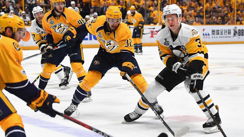 Olli Määttä nautti hallin tunnelmasta kolmannessa NHL-finaalissa Nashvillessa.