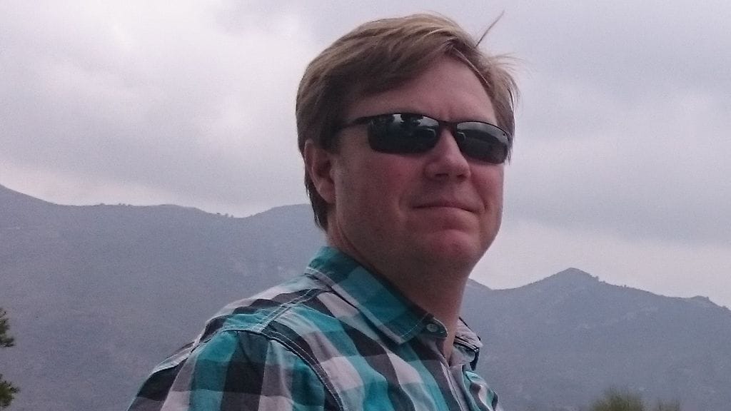 Helsinkiläinen Teemu Keravuori saa hengenpelastusmitalin pelastettuaan jäihin pudonneen miehen loppiaisena 2016.