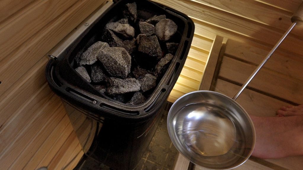 Jos saunan lämpeneminen kestää aikaisempaa pitkään tai lattialta löytyy kivenmuruja, alkaa olla aika hankkia uudet kivet. Kuvituskuva.