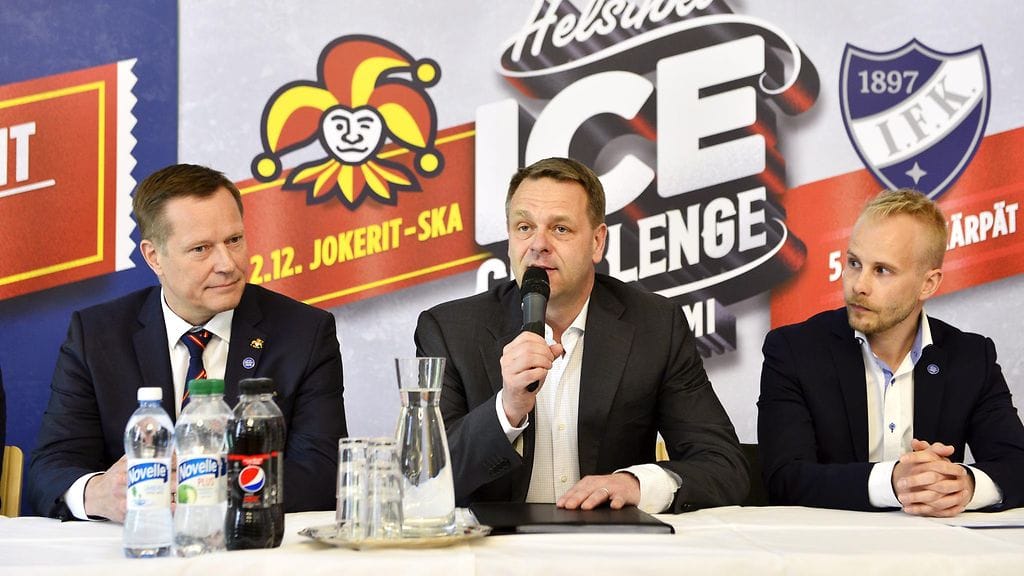 Jokerien toimitusjohtaja Jukka Kohonen, Helsingin tuleva pormestari Jan Vapaavuori ja Suomi 100 -hankkeen viestintäasiantuntija Johan Lindholm tiedotustilaisuudessa tiistaina.