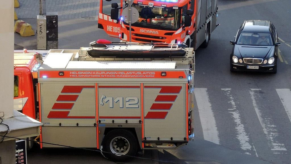 Pelastuslaitos suorittaa tehtävää Malminkadulla Helsingissä 6. kesäkuuta 2017.