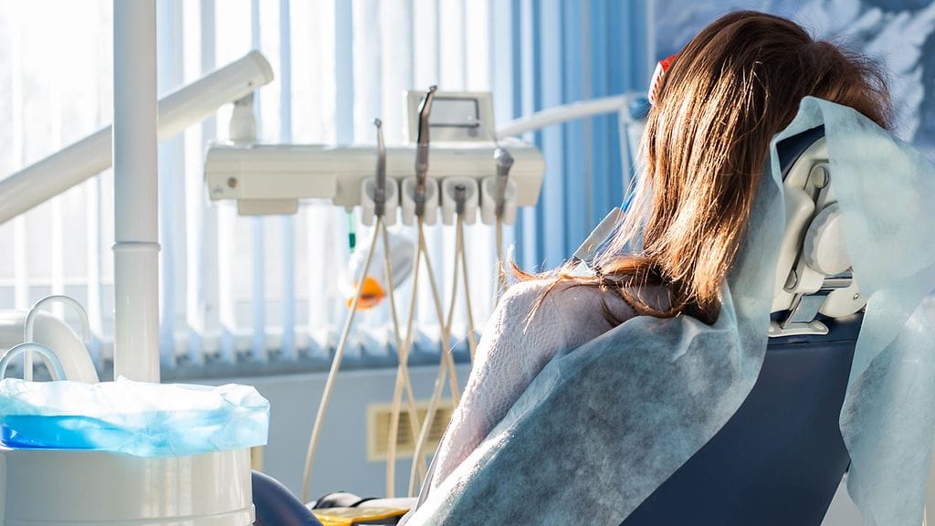 Jos viisaudenhampaiden poistamista viivyttää yli 25-vuotiaaksi, seuraamukset voivat olla ikävät. Kuvituskuva.