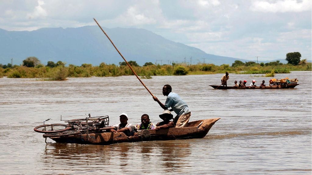 Tulvat riivasivat Mosambikia vuonna 2008. Kuvan henkilöt eivät liity uutiseen.