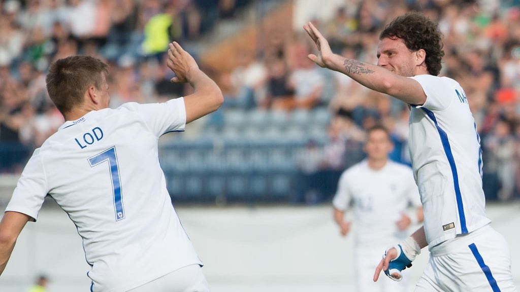 Robin Lod (vas.) ja Mehmet Hetemaj juonivat Huuhkajien 1-0-johtomaalin.