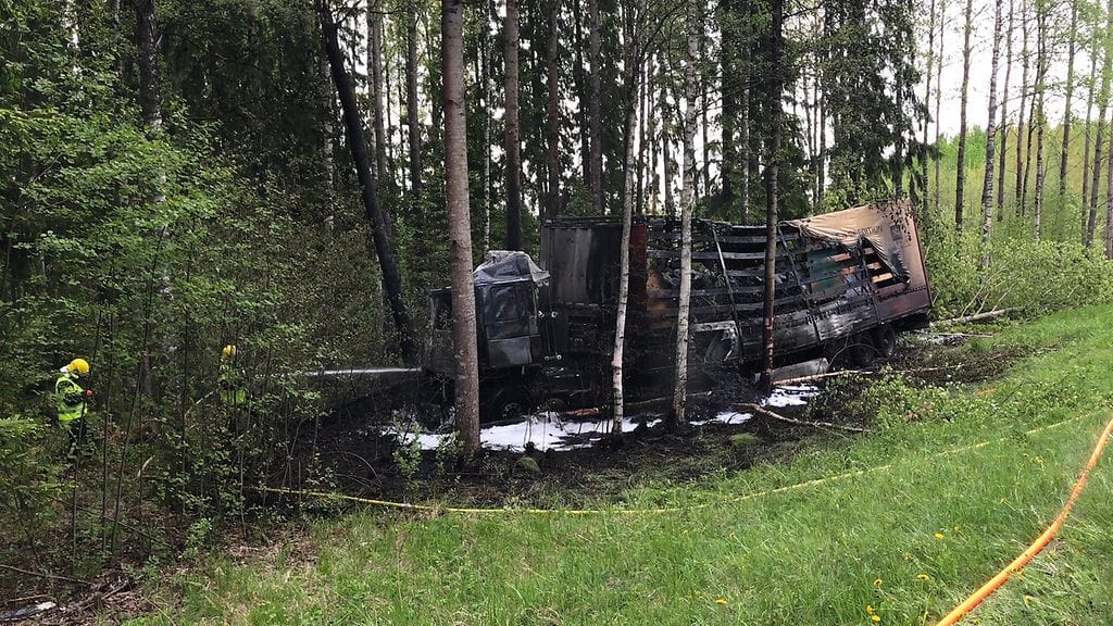 Puihin törmännyt rekka tuhoutui tulipalossa.