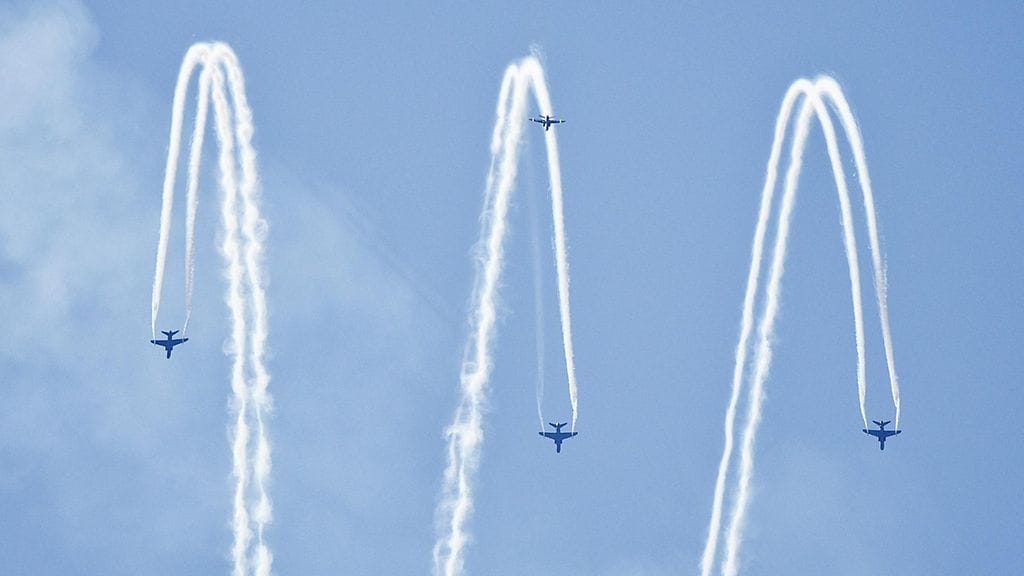 Helsingin edustalla Kaivopuistossa on illalla harvinainen lentonäytös, jonka Suomen Ilmailumuseo on järjestänyt 100-vuotiaan Suomen kunniaksi.