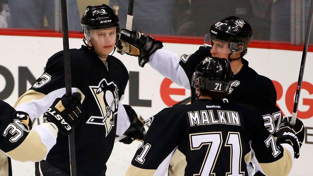 Olli Määttä pitää lystiä tähtipelaajien Jevgeni Malkinin ja Sidney Crosbyn kanssa.