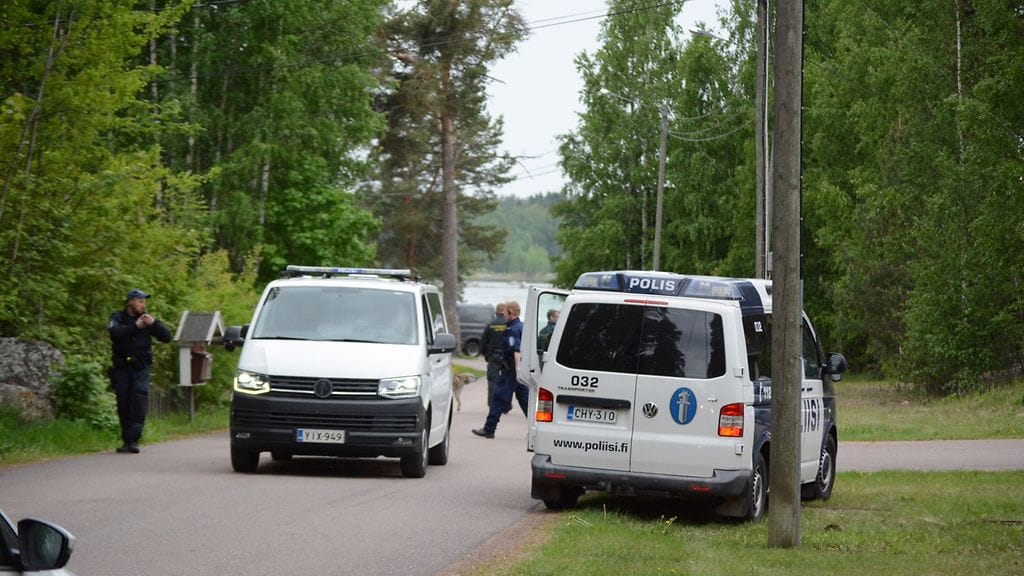 Haminan Hylksaaresta anastettu asekaappi aseineen on poliisin mukaan löytynyt ja on poliisin hallussa. Kaikki aseet ovat tallessa.
