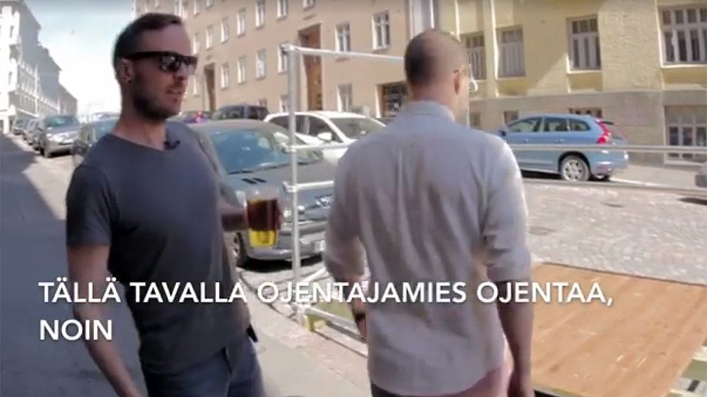 Asiakas ei saa ylittää jalkakäytävää olut kädessään. Apuun tulee tällöin ojentajamies.