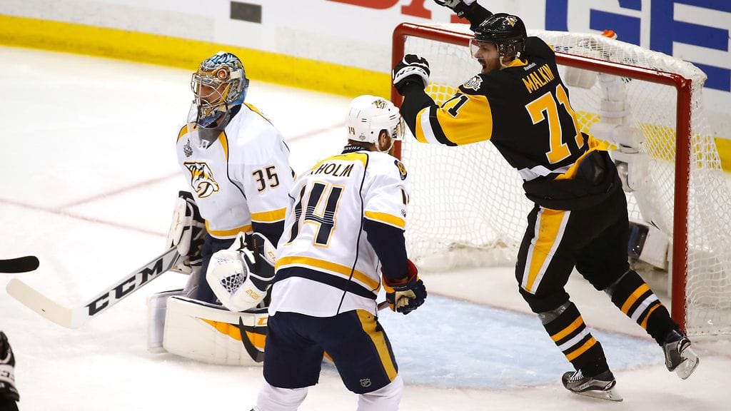 Pekka Rinne alla päin, Jevgeni Malkin tuulettaa.