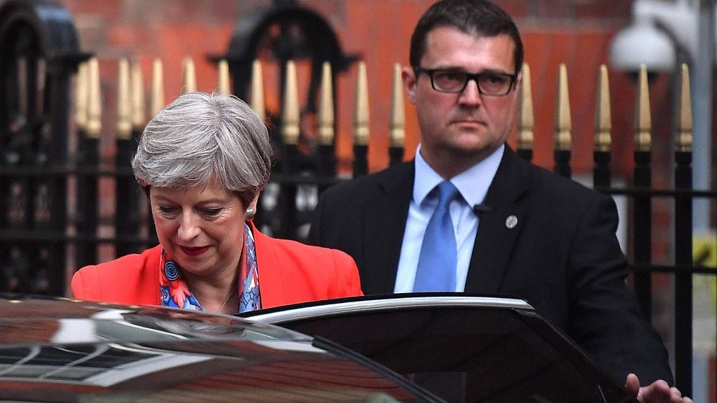 Britannian pääministeri Theresa May nousemassa autoon konservatiivipuolueen päämajan edustalla.