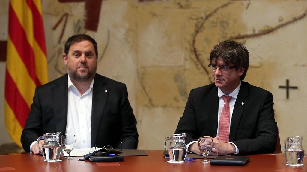 Katalonian aluehallinnon johtaja Carles Puigdemont (oikealla) ja Katalonian varapresidentti Oriol Junqueras.