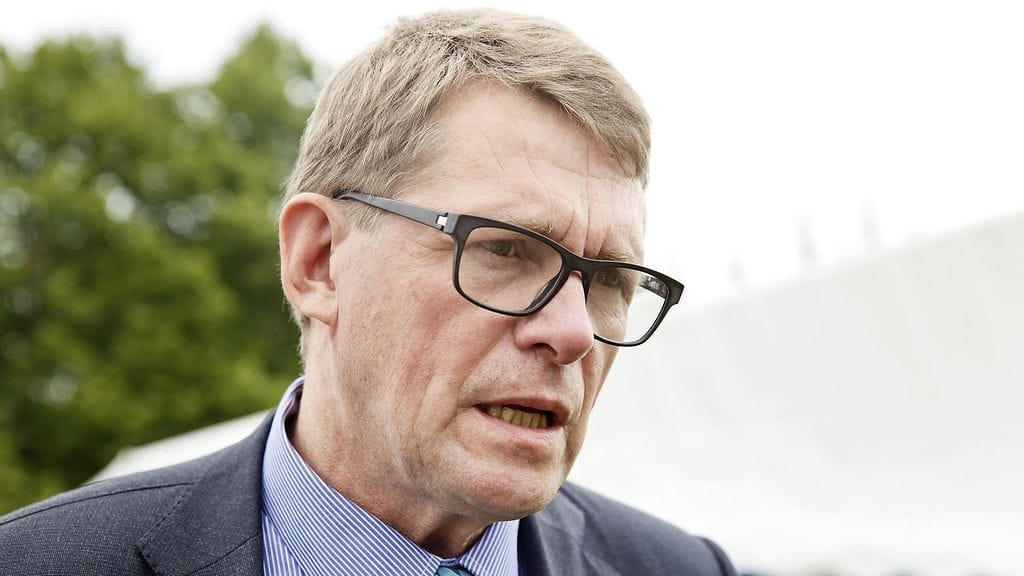 Kansanedustaja Matti Vanhanen (kesk.) syyttää sisäministeri Paula Risikkoa (kok.) perustuslakivaliokunnan painostamisesta.