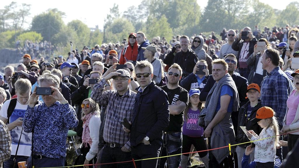 Lentonäytöstä on saapunut seuraamaan 50 000–100 000 ihmistä.