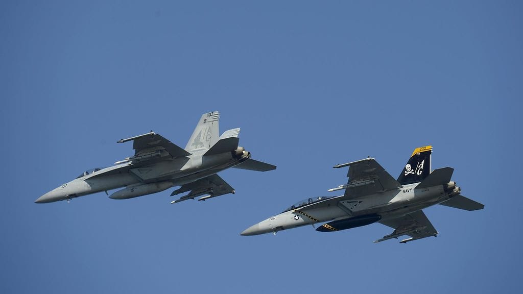 Hornetit esittäytyivät Helsingin Kaivopuiston lentonäytöksessä 9. kesäkuuta.