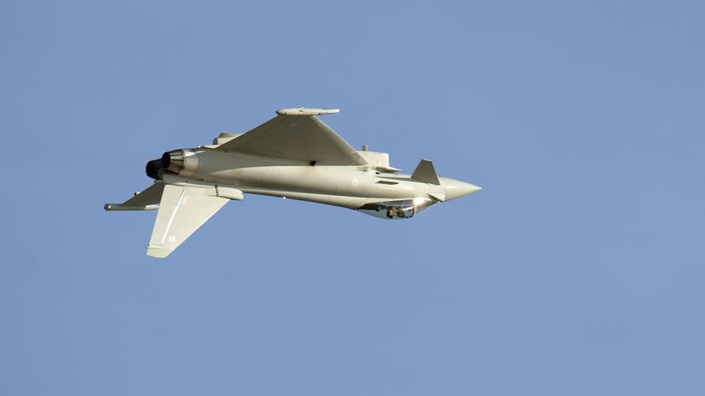 Eurofighter Typhoon -hväittäjä Kaisaniemen lentonäytöksessä kesäkuussa.