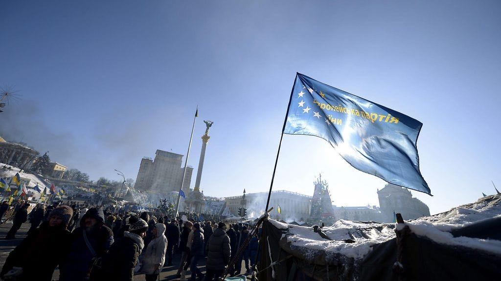 EU-myönteisten lippu liehuu barrikadeilla Kiovan keskustassa Ukrainassa perjantaina 24. tammikuuta 2014.