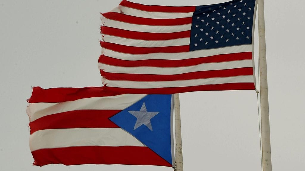 Puerto Ricon ja Yhdysvaltain lippu rinnakkain.