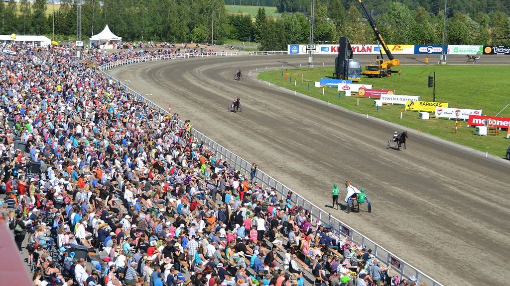 Turun Kuninkuusravien yleisöä ja tunnelmaa kesällä 2016.