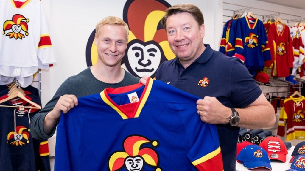 Olli Palola ja Jokereiden GM Jari Kurri.