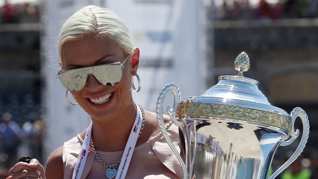 Rallitähti Jari-Matti Latvalan kanssa seurusteleva Maisa Torppa iloitsi viikonloppuna kultansa menestyksestä varikolla Italiassa.