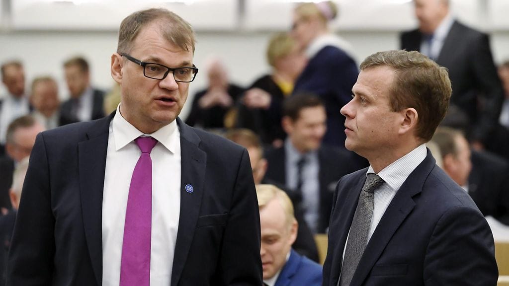 Kokoomuksen Petteri Orpo (oik.) on tuoreen kyselyn mukaan ohittanut keskustan Juha Sipilän suosiossa pääministeriksi.