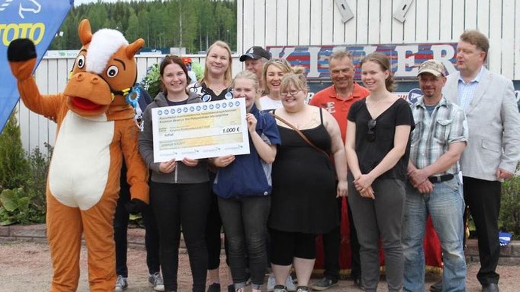 Kuopion ravinuoret vastaanottivat Koskelan Akselin lahjoittaman 1000 euron lahjashekin Killerillä 10.6.2017.