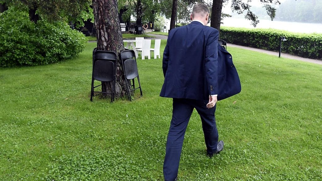 Pääministeri Juha Sipilä poistumassa tiedotustilaisuudesta Kesärannassa.