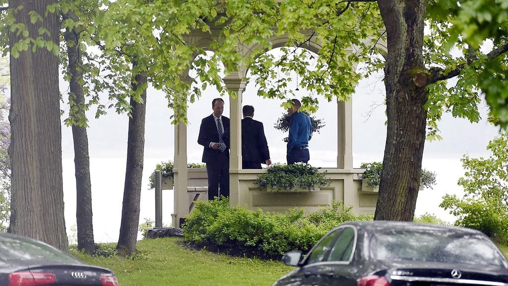 Perussuomalaisten puheenjohtaja Jussi Halla-aho (vas.) neuvottelujen tauolla pääministerin virka-asunnolla Kesärannassa.