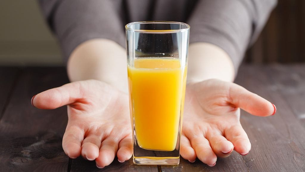 Tuoreen meta-analyysin mukaan appelsiinitäysmehun kohtuullinen päivittäinen käyttö ei lihota.