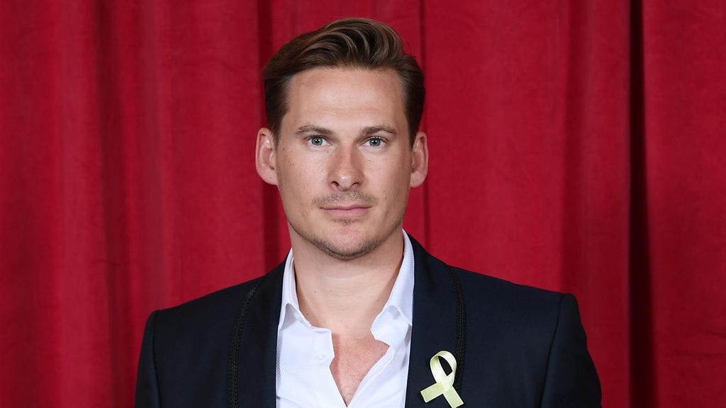 Lee Ryanilla on ollut kurkkuongelmia aiemminkin. Vuonna 2015 hän joutui keskeyttämään kiertueen Blue-yhtyeensä kanssa, kun hänen kurkustaan leikattiin kysta. Nyt hänet on viety sairaalaan kurkkupaiseen takia.