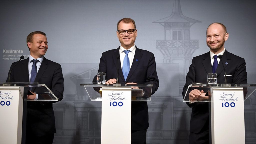 Kokoomuksen puheenjohtaja valtiovarainministeri Petteri Orpo, Keskustan puheenjohtaja pääministeri Juha Sipilä ja Uusi vaihtoehto -ryhmän trioministeri Sampo Terho (oik.) tiedotustilaisuudessa Kesärannassa Helsingissä 13. kesäkuuta 2017.