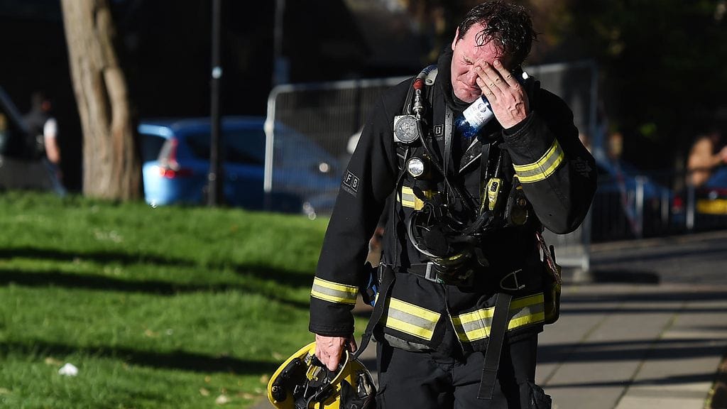 Palomies Lontoossa tornitalon palo