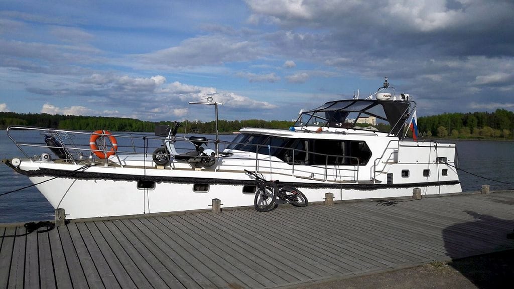 Salakuljetukseen käytetty noin 12-metrinen moottorivene saapui Saimaan kanavaa Suomeen kesäkuun alussa. Rajan ylityksen ja rajatarkastuksen aikana veneeseen oli kätkettynä 17 ulkomaalaista henkilöä, joiden uskotaan tulevan Jemenistä.