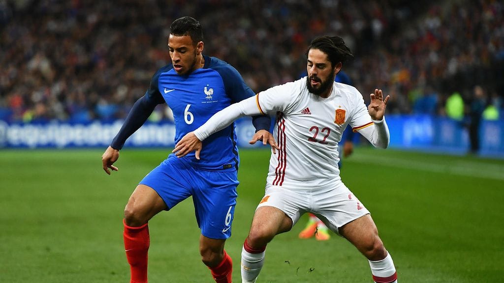 Tolisson (vas.) kamppaili pallosta Iscon kanssa maaliskuussa.