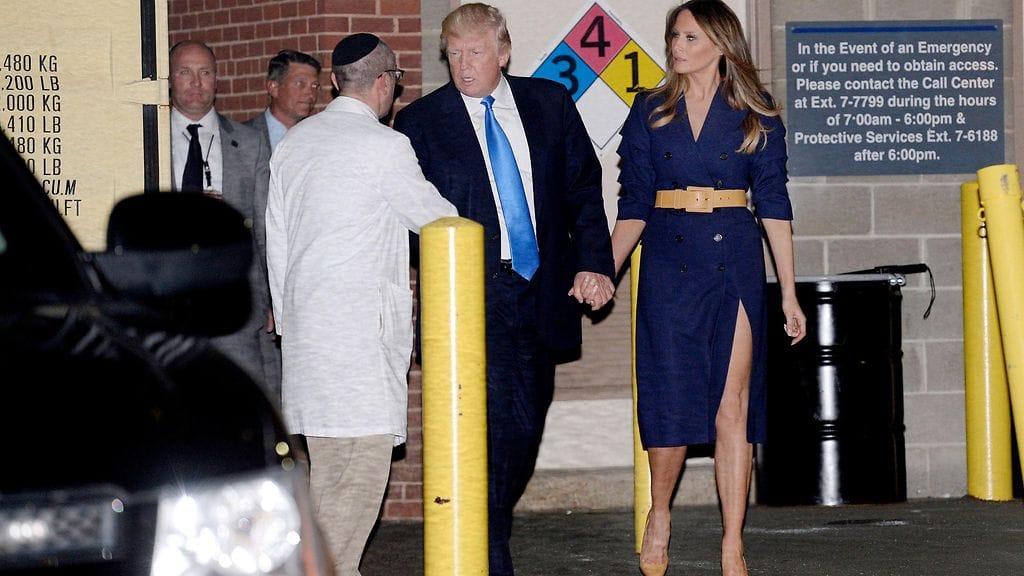 Yhdysvaltain presidentti Donald Trump ja tämän puoliso Melania Trump vierailivat Virginian ammuskelun jälkeen kongressiedustaja Steve Scalicen luona. Kuvassa Trump kättelee lääkäri Ira Rabinia.