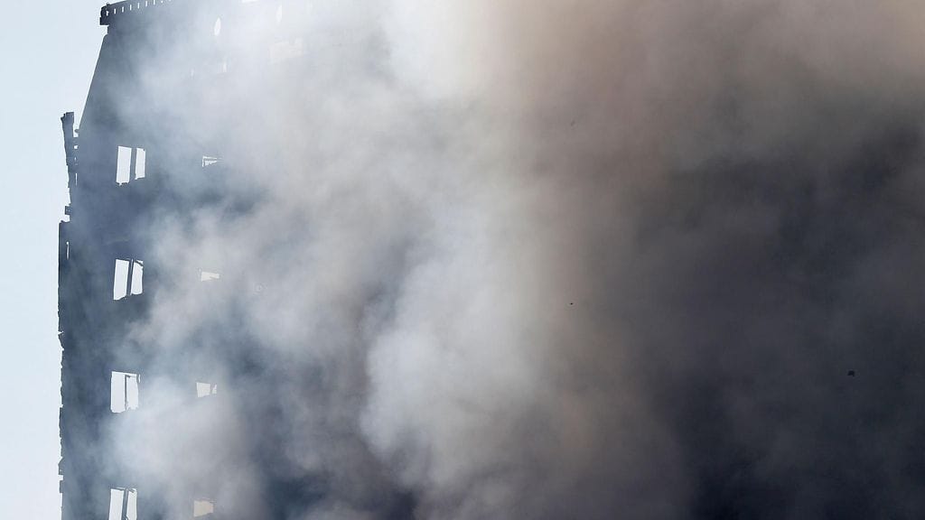 Yli 20-kerroksinen Grenfell Tower roihusi Lontoossa 14. kesäkuuta 2017. Tulipalossa kuoli ainakin 79 ihmistä.
