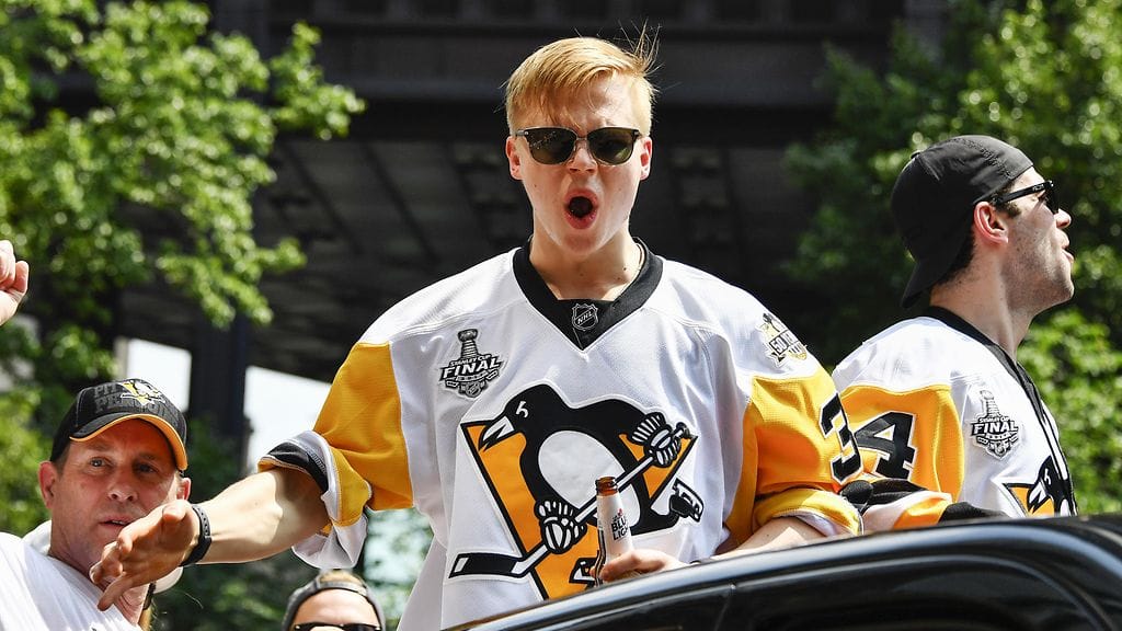 Olli Määttä otti ilon irti mestaruusjuhlista.