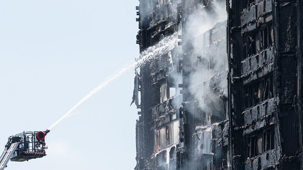 Lontoon länsiosassa Pohjois-Kensingtonissa sijaitsevassa 24-kerroksisessa Grenfell Towerissa syttyi tulipalo. Talossa on yhteensä 120 asuntoa. Kymmeniä kuoli ja loukkaantui järkyttävässä tulipalossa. Moni on edelleekin kateissa.