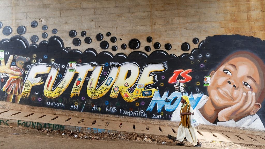 Nainen kävelee slummissa Kiberassa Kenian Nairobissa.