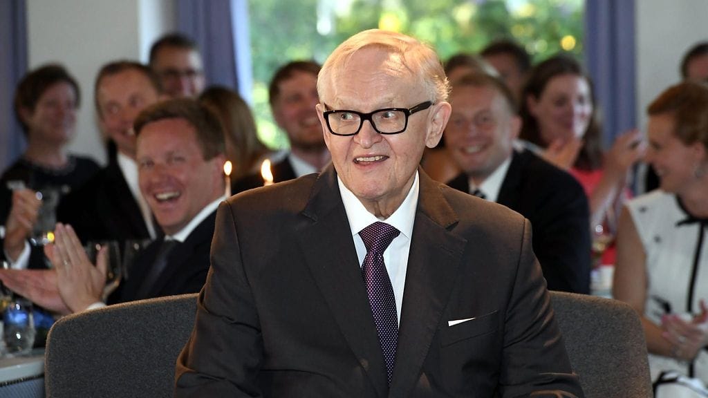 Älä kerro Martille -kampanja paljastettiin Martti Ahtisaaren syntymäpäiväjuhlallisuuksissa Helsingin Kalastajatorpalla.