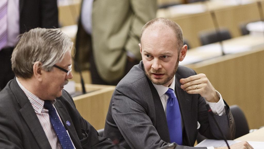 Uusi vaihtoehto ryhmän kansanedustaja Martti Mölsä ja eurooppa-, kulttuuri- ja urheiluministeri Sampo Terho (oik.) eduskunnan suullisella kyselytunnilla.